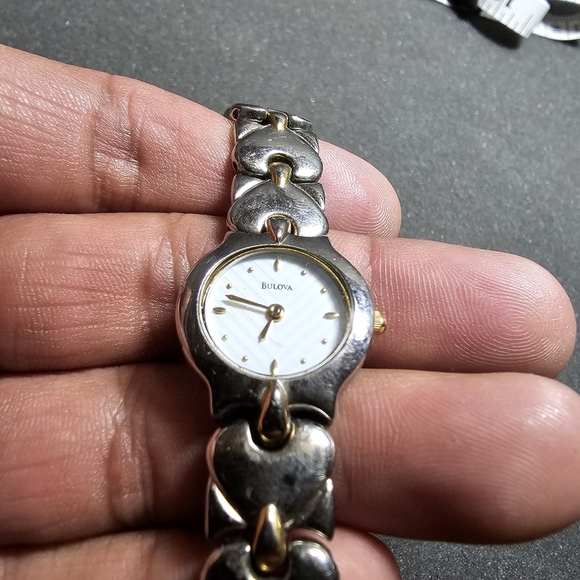 Bulova Ladies Quartz Round Fashion Watch Silver Gold Tone White Dial Working A0 - Picture 2 of 10
